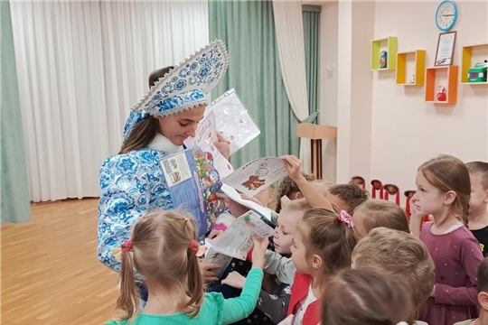 Дошколята города Чебоксары поздравили Дедушку Мороза с Днем рождения