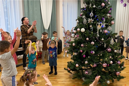 Традиционное "Прощание с ёлочкой"