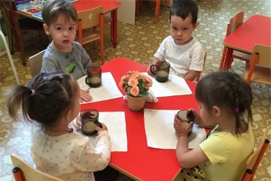 Малыши пьют молоко