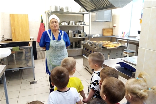 Знакомим детей с профессиями ближнего окружения