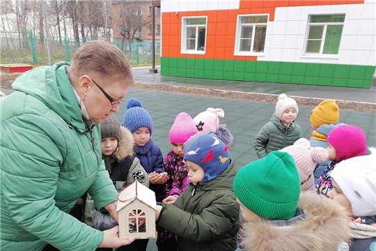 Юные натуралисты готовят кормушки для пернатых друзей