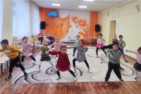 Кружок "До-ми-сольки" готовят сюрприз мамам