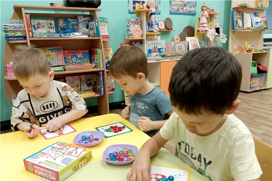 Развивалочка играет с камешками Марблс