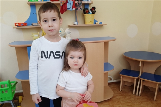 Старшие мальчики подарили маленьким девочкам подарки