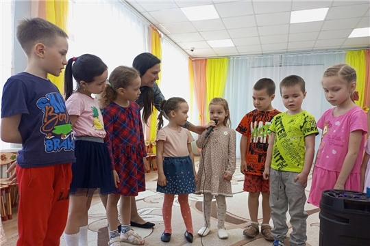 "Слышен веселый голосок!"