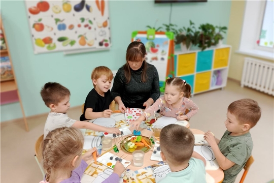 Творческий процесс в кружке "Радуга красок"