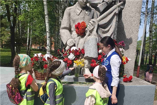 Целевая прогулка к мемориалу в рамках проекта "Мы память бережно храним "