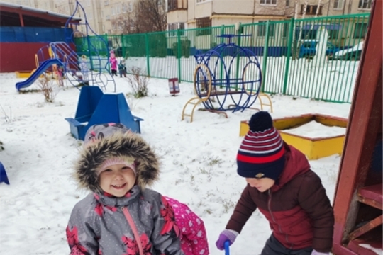 Первый снег на радость детям!