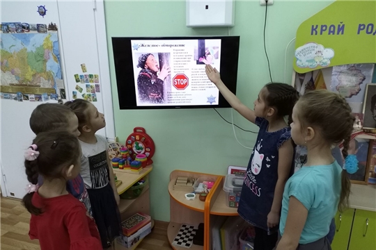 Опасность зимой для любопытного язычка