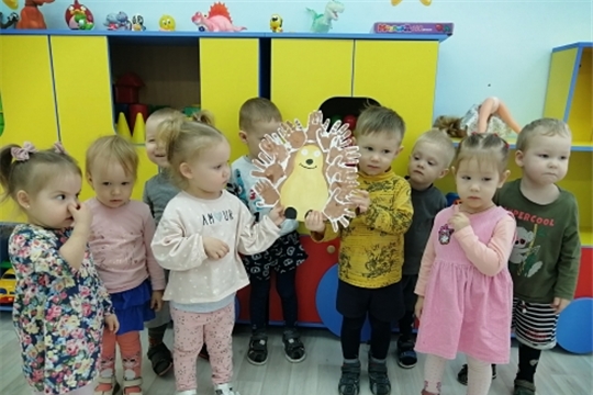 Ежик своими руками в технике "ладошки"