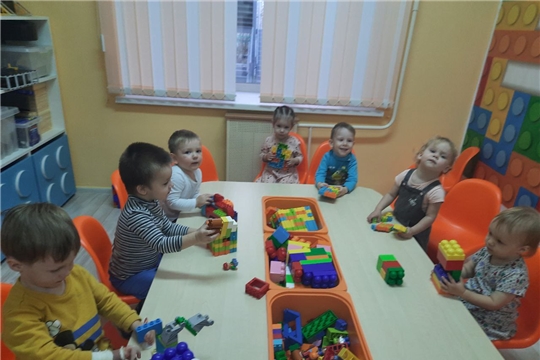 Малыши в лего-центре