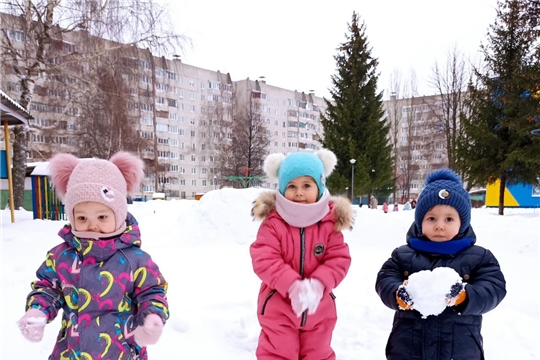 Игры детей со снегом