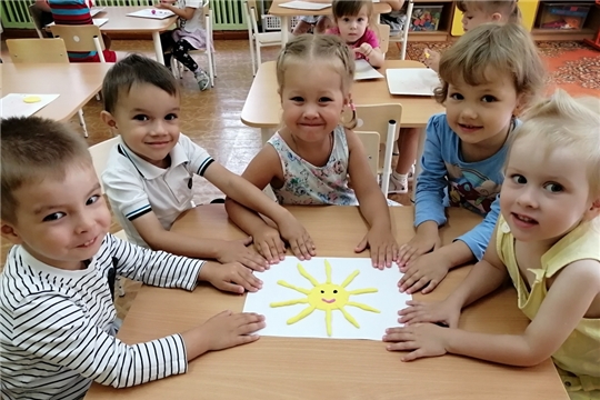 Малыши лепят из пластилина