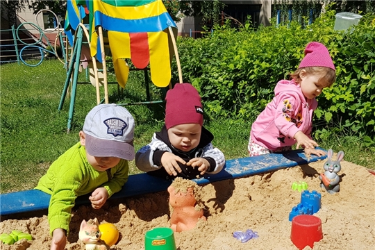 Чтобы не скучать будем мы в песок играть