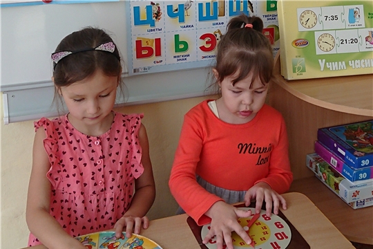 Будущие первоклассники учатся определять время