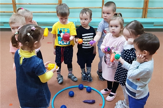 Младшие дошколята знакомятся с цветом в рамках дополнительной общеразвивающей программы "МОЗАИКА".