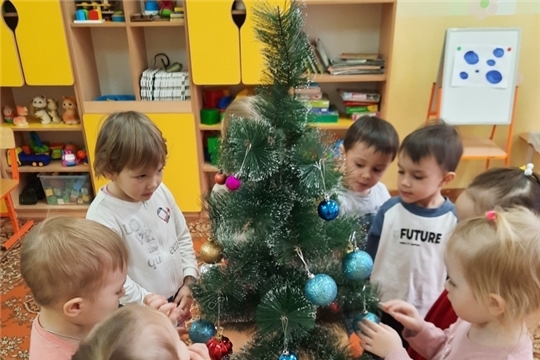 Малыши украсили свою маленькую елочку