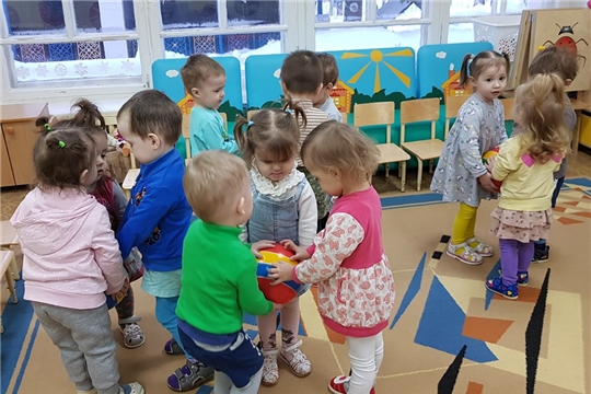 Малыши осваивают первые навыки общения.