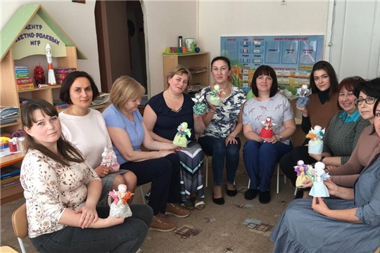 Для педагогов-психологов прошла серия мастер-классов по изготовлению народной куклы.
