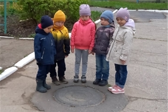 Чем опасны канализационные люки?
