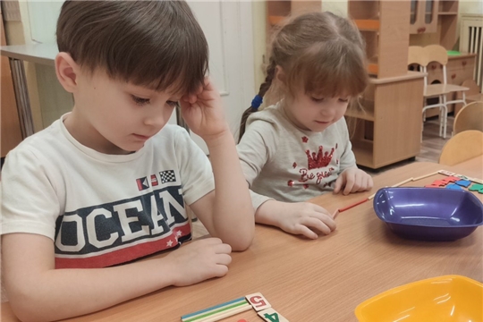 Дошколята осваивают дополнительную образовательную услугу "АБВГДейка"