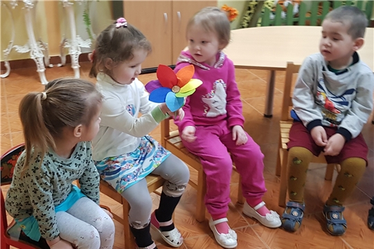 Девочки и мальчики младших групп знакомятся со сказочными героями
