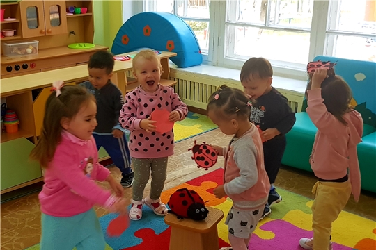 В гости к малышам прилетела божья коровка