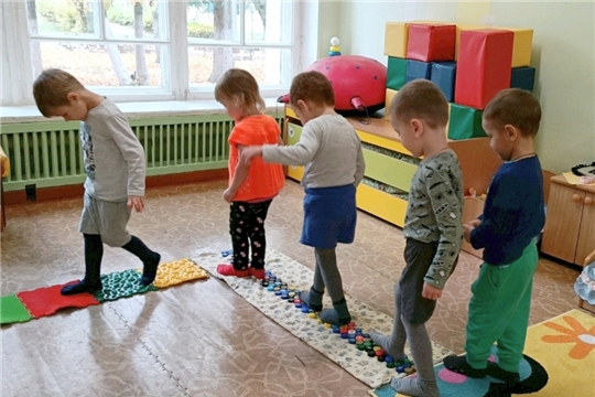 Развивают наши ножки коврики, мячи, дорожки.