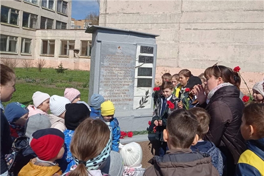 Возложение цветов к Стелле Неизвестного Солдата