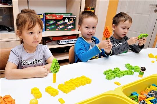 Осенние деревья из конструктора "Изобретатель"