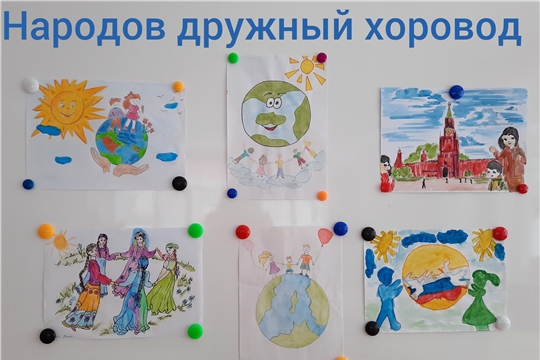 Творческая выставка рисунков  "Народов дружный хоровод"