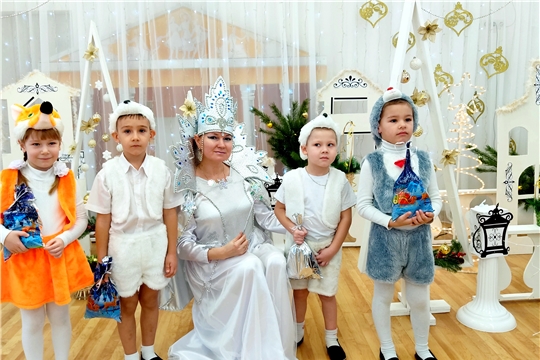 Новый год стучится в детский сад