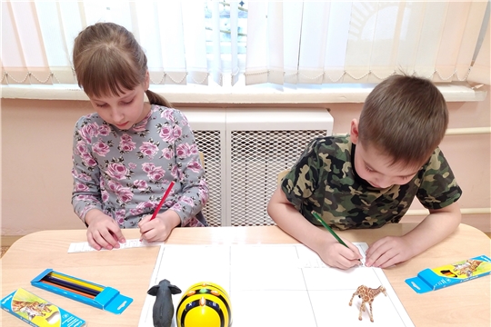 Путешествие по зоопарку с Пчелкой