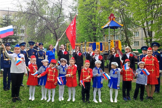 Акция "Парад под окном" с участием главы города