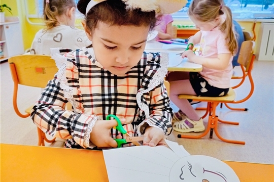 Малыши учатся вырезать