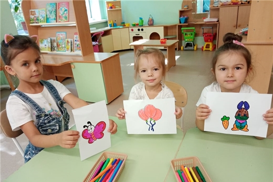 Малыши рисуют
