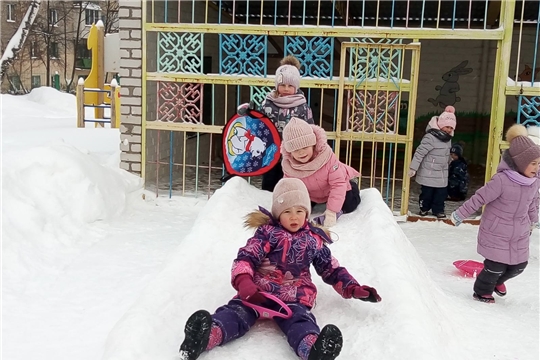 Зимние прогулки всегда приносят огромную радость детям.