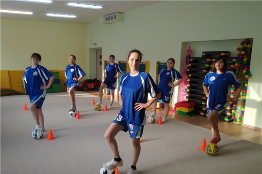 Педагоги детского сада играют в футбол