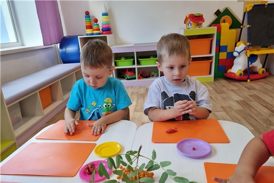 Лепка с младшим дошкольниками.