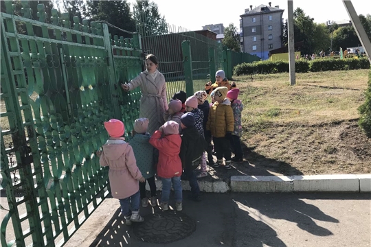 За закрытой дверью
