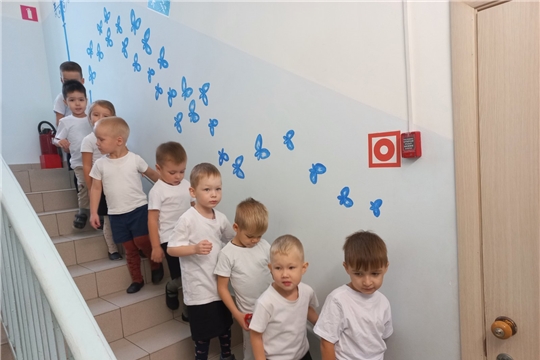 Как правильно вести себя на лестнице