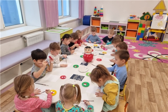 Малыши рисуют