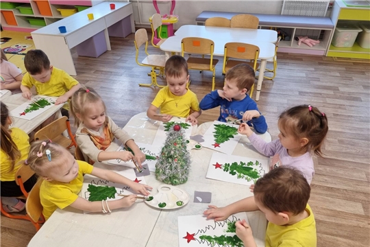 Малыши рисуют