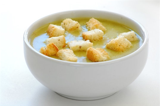 Бульон из курицы с гренками