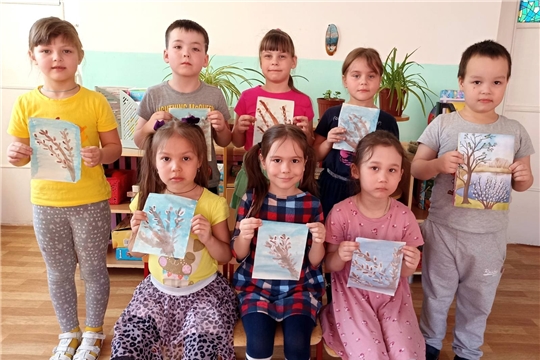 Воспитанники старшей группы "Солнышко" с радостью изготовливают веточку вербы