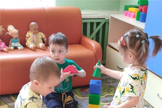Воспитанники второй группы раннего возраста " Капельки" построили с помощью геометрических фигур Ракету
