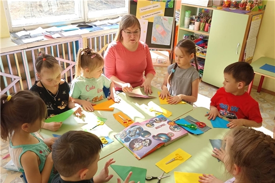 Воспитанники подготовительной группы "Умка" изготовили своими руками поделку-ракету ко Дню Космонавтика