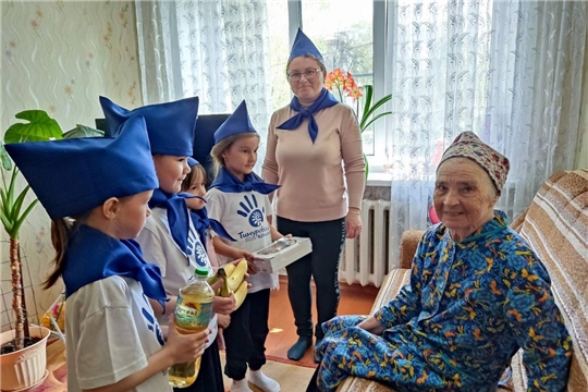 Юные тимуровцы подготовительной группы "А" пришли поздравить ветерана с предстоящим праздникиом Днём Победы