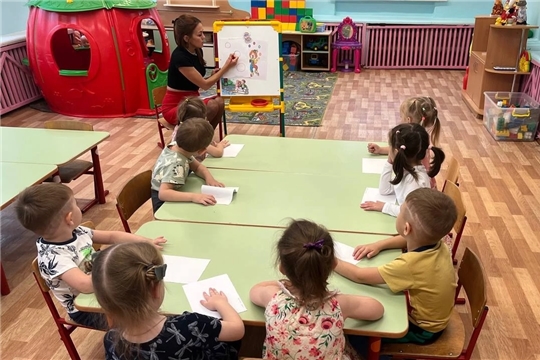 "Разноцветные колечки" рисование в младшей группе "Солнышко"