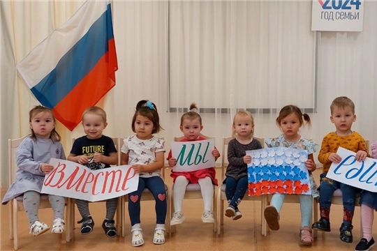 Малыши группа "Капелька" изготовили флаг своей страны.
